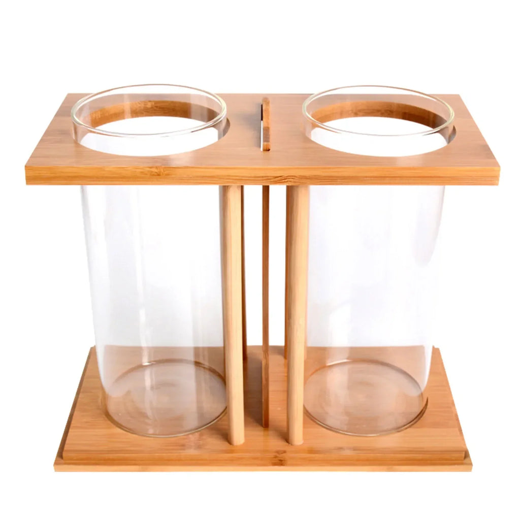 Mini aquarium en verre posé sur un bureau