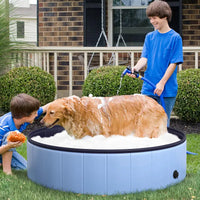 Piscine pliable bleue pour chien installée au jardin
