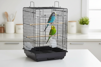 Deux perruches installées dans la cage à oiseaux à toit ouvrant